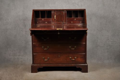 18TH CENTURY MAHOGANY BUREAU - ADDITIONAL PHOTO 1