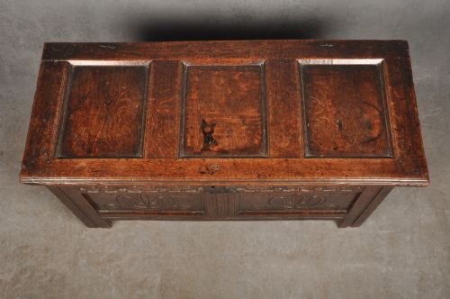 SMALL 17TH CENTURY OAK COFFER - ADDITIONAL PHOTO 4