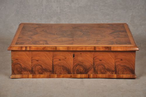 fine 17th century olive wood lace box - CATEGORY: ANTIQUE BOXES - DATED 17TH CENTURY