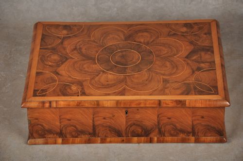 FINE 17TH CENTURY OLIVE WOOD LACE BOX - ADDITIONAL PHOTO 1