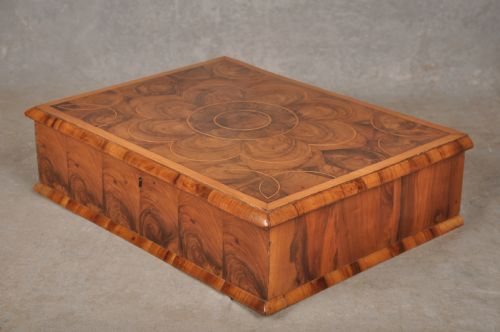 FINE 17TH CENTURY OLIVE WOOD LACE BOX - ADDITIONAL PHOTO 6