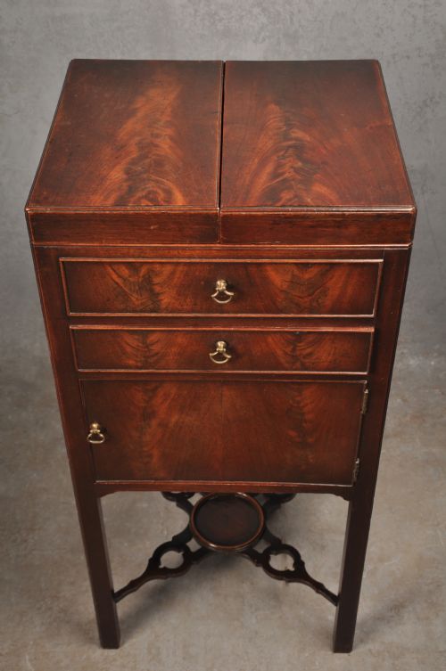 A FINE 18TH CENTURY MAHOGANY WASH STAND - ADDITIONAL PHOTO 3