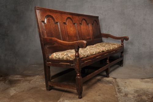 RARE EARLY 18TH CENTURY OAK SETTLE - ADDITIONAL PHOTO 2
