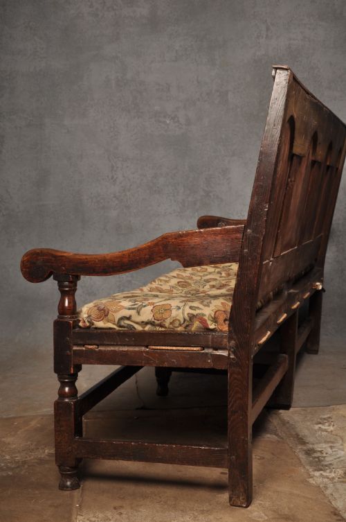 RARE EARLY 18TH CENTURY OAK SETTLE - ADDITIONAL PHOTO 3