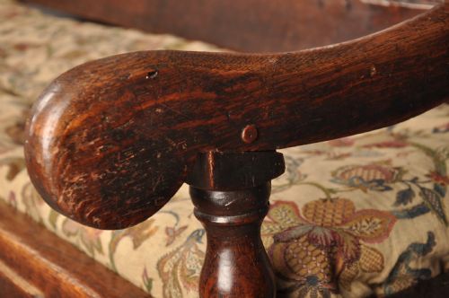 RARE EARLY 18TH CENTURY OAK SETTLE - ADDITIONAL PHOTO 11