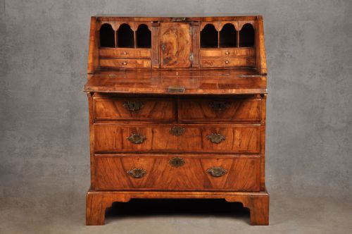 SMALL EARLY 18TH CENTURY WALNUT BUREAU - ADDITIONAL PHOTO 1