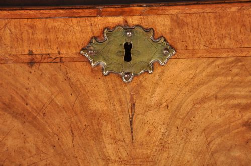 SMALL EARLY 18TH CENTURY WALNUT BUREAU - ADDITIONAL PHOTO 4