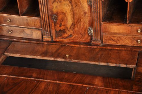 SMALL EARLY 18TH CENTURY WALNUT BUREAU - ADDITIONAL PHOTO 6