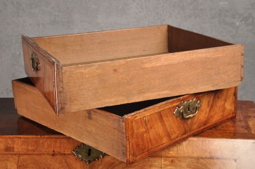 SMALL EARLY 18TH CENTURY WALNUT BUREAU - ADDITIONAL PHOTO 14