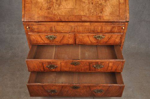 SMALL EARLY 18TH CENTURY WALNUT BUREAU - ADDITIONAL PHOTO 17