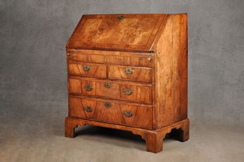 SMALL EARLY 18TH CENTURY WALNUT BUREAU - ADDITIONAL PHOTO 22