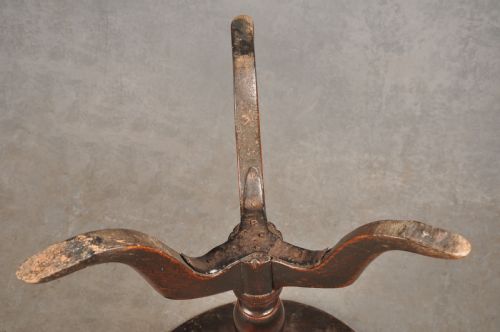 SMALL 18TH CENTURY ELM TRIPOD TABLE - ADDITIONAL PHOTO 6
