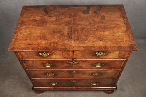FINE 17TH CENTURY WALNUT CHEST OF DRAWERS - ADDITIONAL PHOTO 1