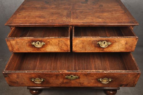 FINE 17TH CENTURY WALNUT CHEST OF DRAWERS - ADDITIONAL PHOTO 6