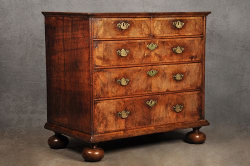 FINE 17TH CENTURY WALNUT CHEST OF DRAWERS - ADDITIONAL PHOTO 8