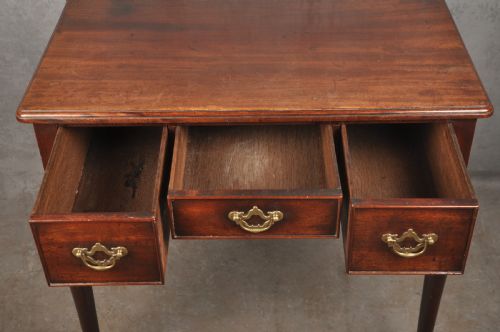 18TH CENTURY IRISH MAHOGANY LOWBOY - ADDITIONAL PHOTO 3
