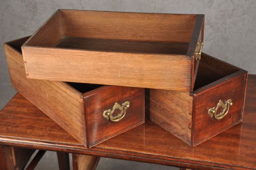 18TH CENTURY IRISH MAHOGANY LOWBOY - ADDITIONAL PHOTO 6