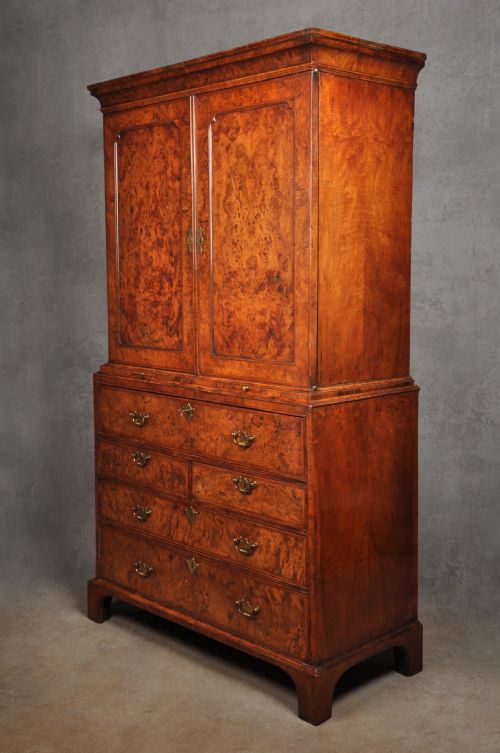 FINE EARLY 18TH CENTURY WALNUT SECRETAIRE CABINET - ADDITIONAL PHOTO 2