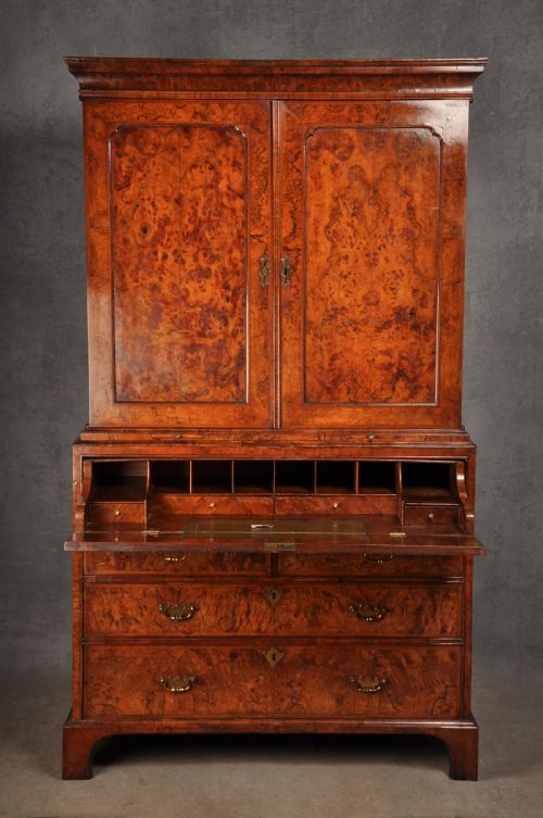 FINE EARLY 18TH CENTURY WALNUT SECRETAIRE CABINET - ADDITIONAL PHOTO 3