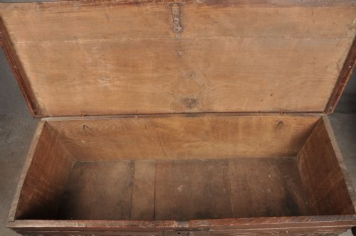 SMALL 17TH CENTURY OAK COFFER - ADDITIONAL PHOTO 9