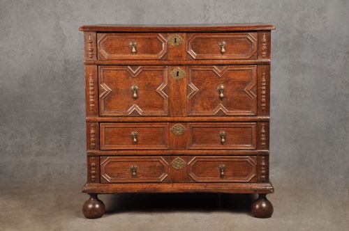 SMALL 17TH CENTURY OAK CHEST OF DRAWERS - ADDITIONAL PHOTO 1