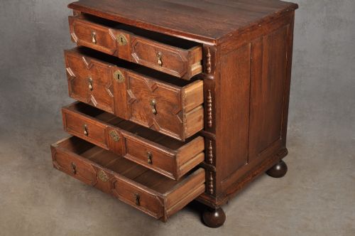 SMALL 17TH CENTURY OAK CHEST OF DRAWERS - ADDITIONAL PHOTO 3