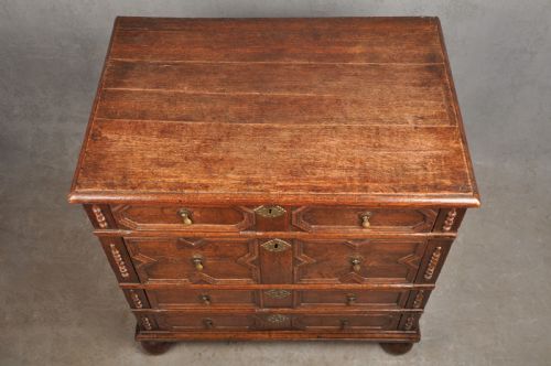 SMALL 17TH CENTURY OAK CHEST OF DRAWERS - ADDITIONAL PHOTO 8