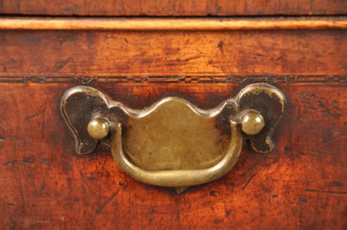 IMPORTANT EARLY 18TH CENTURY WALNUT KNEEHOLE DESK - ADDITIONAL PHOTO 1
