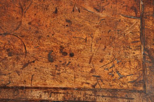 IMPORTANT EARLY 18TH CENTURY WALNUT KNEEHOLE DESK - ADDITIONAL PHOTO 3