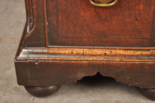 IMPORTANT EARLY 18TH CENTURY WALNUT KNEEHOLE DESK - ADDITIONAL PHOTO 6
