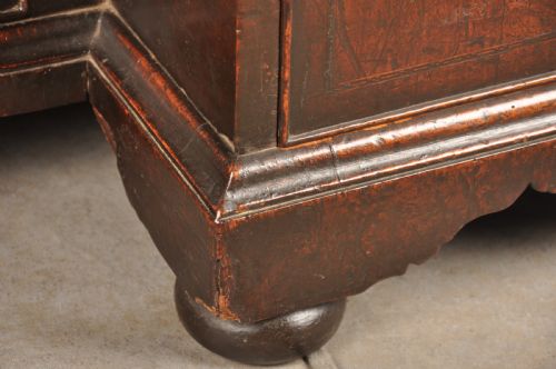 IMPORTANT EARLY 18TH CENTURY WALNUT KNEEHOLE DESK - ADDITIONAL PHOTO 7