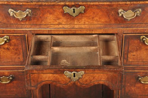 IMPORTANT EARLY 18TH CENTURY WALNUT KNEEHOLE DESK - ADDITIONAL PHOTO 9
