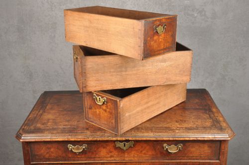 IMPORTANT EARLY 18TH CENTURY WALNUT KNEEHOLE DESK - ADDITIONAL PHOTO 12