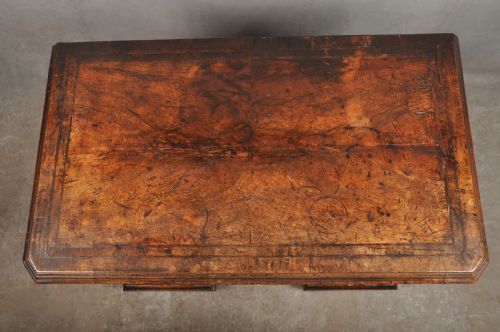 IMPORTANT EARLY 18TH CENTURY WALNUT KNEEHOLE DESK - ADDITIONAL PHOTO 13