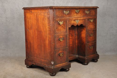 IMPORTANT EARLY 18TH CENTURY WALNUT KNEEHOLE DESK - ADDITIONAL PHOTO 16