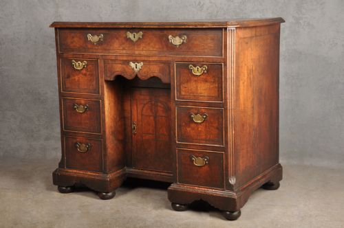 IMPORTANT EARLY 18TH CENTURY WALNUT KNEEHOLE DESK - ADDITIONAL PHOTO 17