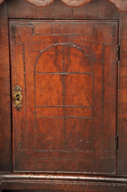 IMPORTANT EARLY 18TH CENTURY WALNUT KNEEHOLE DESK - ADDITIONAL PHOTO 18