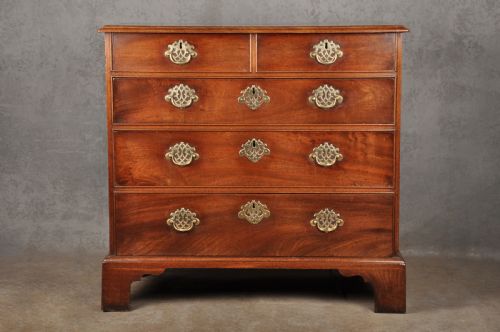 small 18th century mahogany chest of drawers - CATEGORY: ANTIQUE CHEST OF DRAWERS - DATED 18TH CENTURY