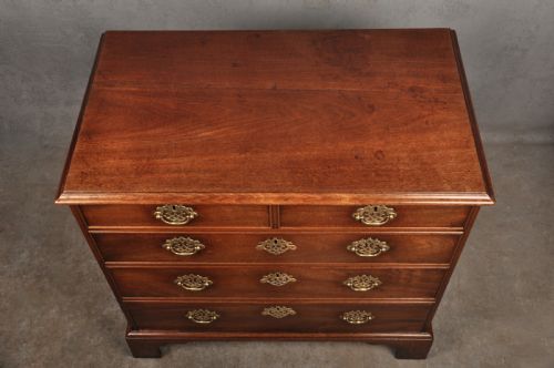 SMALL 18TH CENTURY MAHOGANY CHEST OF DRAWERS - ADDITIONAL PHOTO 2