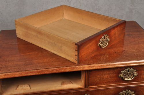 SMALL 18TH CENTURY MAHOGANY CHEST OF DRAWERS - ADDITIONAL PHOTO 3