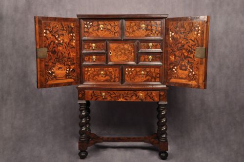 A FINE 17TH CENTURY MARQUETRY CABINET - ADDITIONAL PHOTO 1