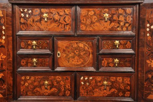 A FINE 17TH CENTURY MARQUETRY CABINET - ADDITIONAL PHOTO 15