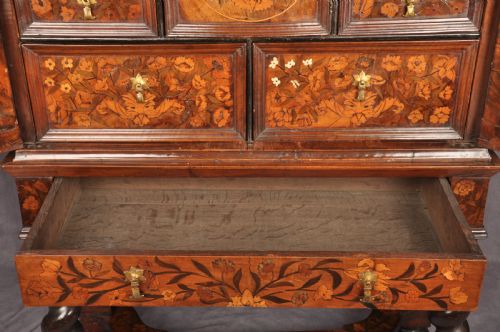 A FINE 17TH CENTURY MARQUETRY CABINET - ADDITIONAL PHOTO 17