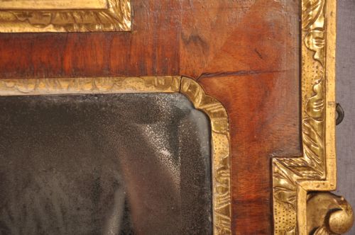 18TH CENTURY WALNUT PARCEL GILT MIRROR - ADDITIONAL PHOTO 6