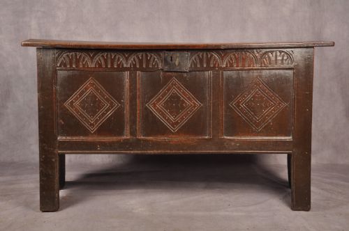 EARLY 17TH CENTURY OAK COFFER - ADDITIONAL PHOTO 1
