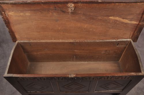 EARLY 17TH CENTURY OAK COFFER - ADDITIONAL PHOTO 12