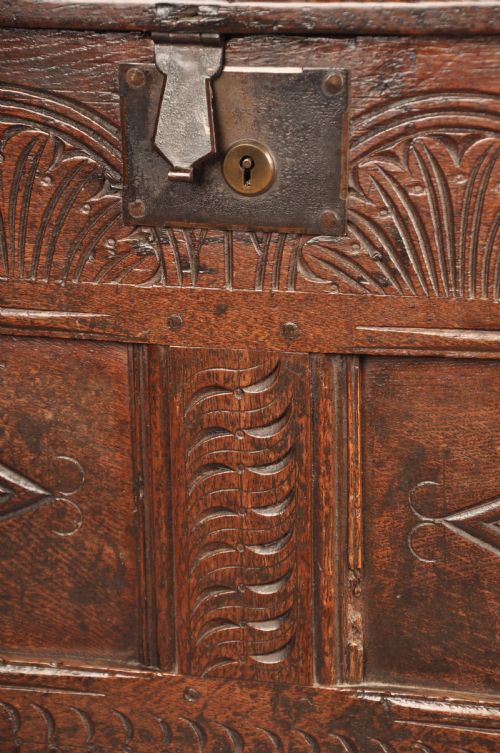 SMALL 17TH CENTURY OAK COFFER - ADDITIONAL PHOTO 5