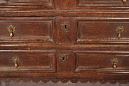 RARE 17TH CENTURY OAK CHEST OF DRAWERS - ADDITIONAL PHOTO 4