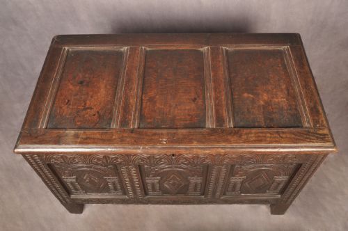 17TH CENTURY OAK COFFER - ADDITIONAL PHOTO 3