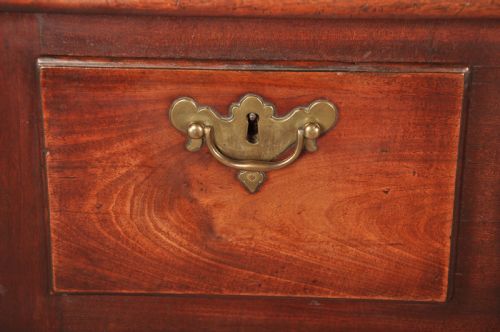 FINE EARLY 18TH CENTURY MAHOGANY LOWBOY - ADDITIONAL PHOTO 2